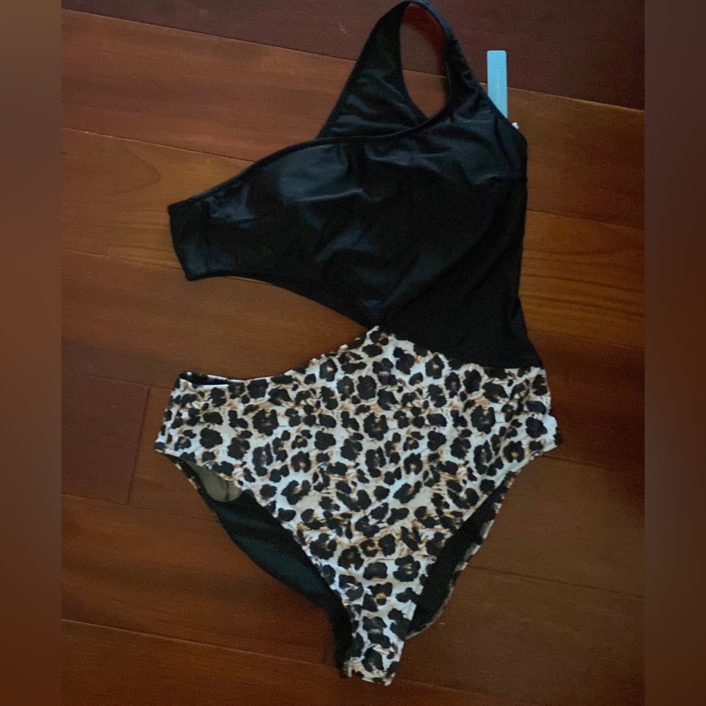 NWT monokini large popvil